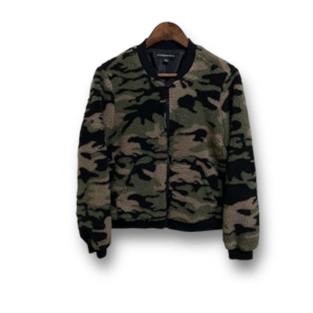 Rock & Republic Women's Zip Up Camo Fleece Jacket
Size Large 20 x 22